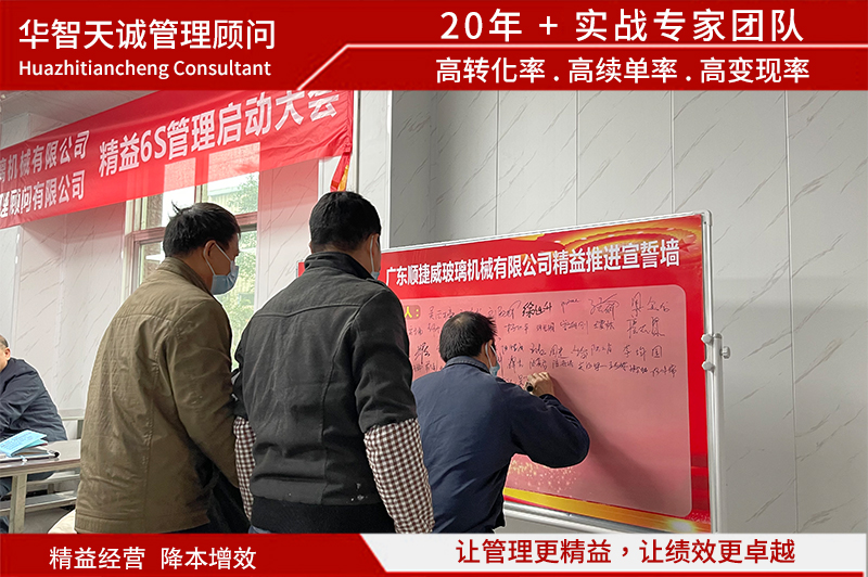 与会人员在签名墙上郑重签字 与会人员在签名墙上郑重签字